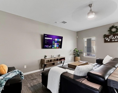 904 Cottage Place - Photo Thumbnail 7