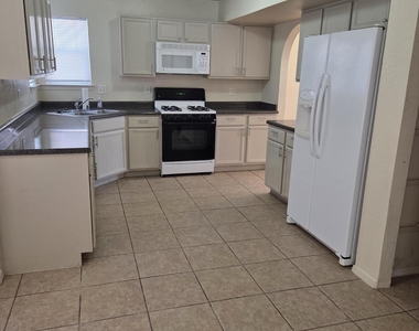 3717 Ne Hubble Drive - Photo Thumbnail 10