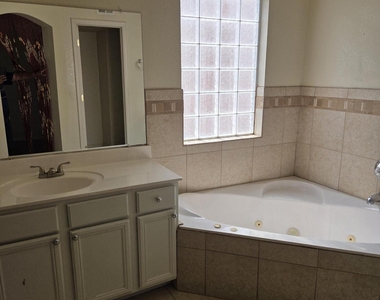 3717 Ne Hubble Drive - Photo Thumbnail 27