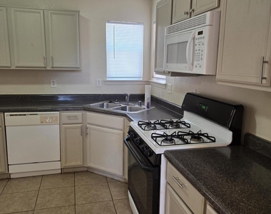 3717 Ne Hubble Drive - Photo Thumbnail 7