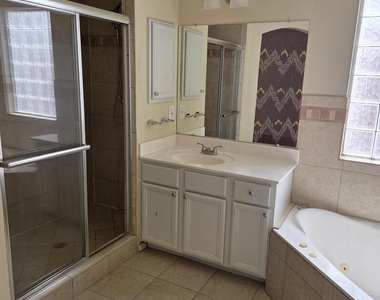 3717 Ne Hubble Drive - Photo Thumbnail 30