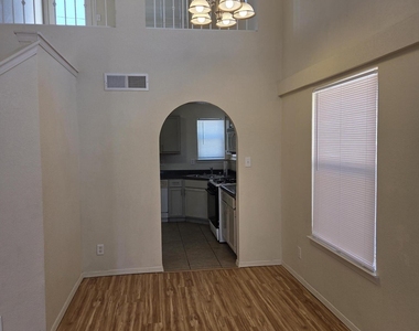 3717 Ne Hubble Drive - Photo Thumbnail 6