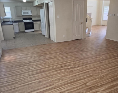 3717 Ne Hubble Drive - Photo Thumbnail 9