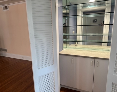 703 Saint James St - Photo Thumbnail 13