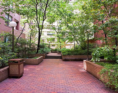 320 East 46th Street - Photo Thumbnail 6