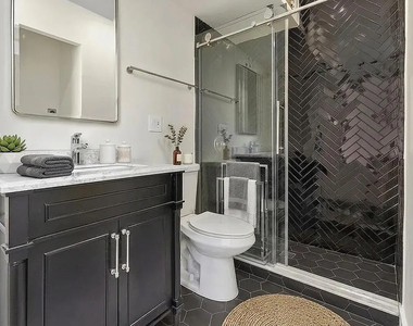 320 East 46th Street - Photo Thumbnail 4