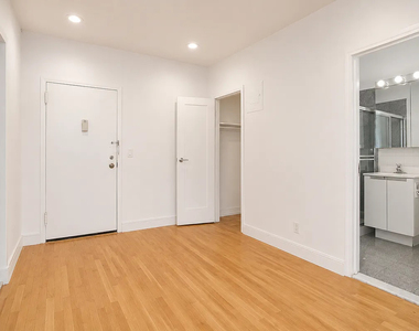 230 East 30th Street - Photo Thumbnail 3
