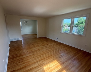 113 Argyle Avenue - Photo Thumbnail 7