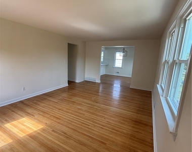113 Argyle Avenue - Photo Thumbnail 8