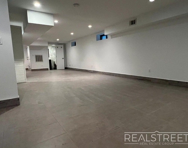 225 Halsey Street - Photo Thumbnail 3