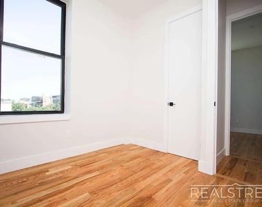 483 Evergreen Avenue - Photo Thumbnail 3