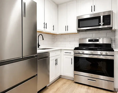 West 134 St Broadway - Photo Thumbnail 4