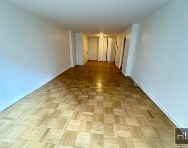 East 49 Street - Photo Thumbnail 2