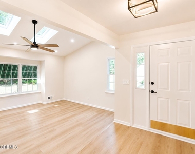 99 Oak Lane - Photo Thumbnail 4