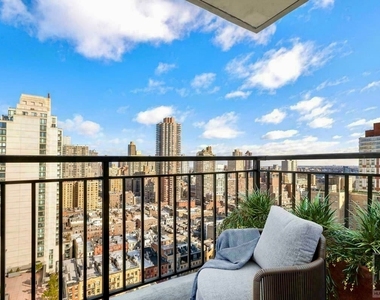 East 75th Street - Photo Thumbnail 4