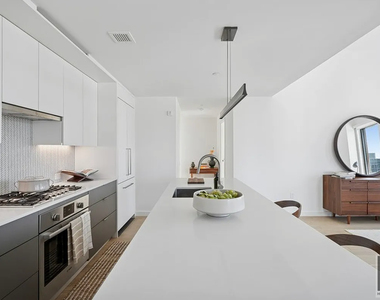 West 28th Street - Photo Thumbnail 2