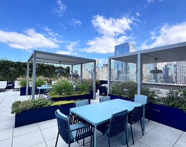 West 38th Street - Photo Thumbnail 4