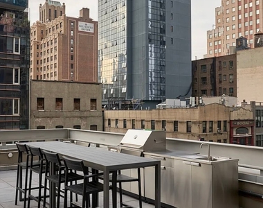 West 47th Street - Photo Thumbnail 8