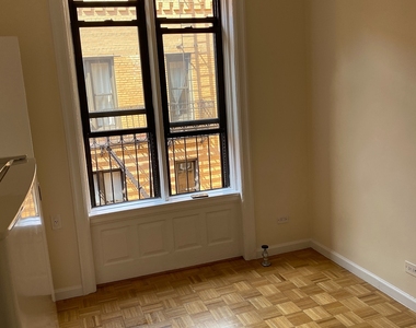 West 45 Street - Photo Thumbnail 2