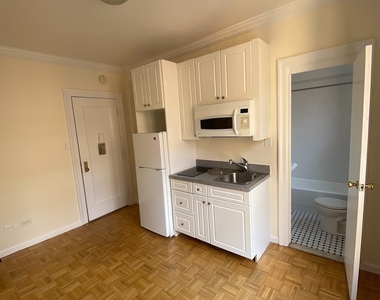 West 45 Street - Photo Thumbnail 1