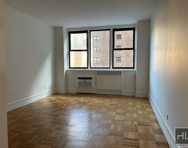 East 79th Street - Photo Thumbnail 4