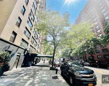 East 79th Street - Photo Thumbnail 5