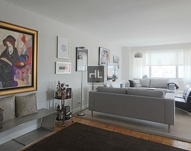 East 77th Street - Photo Thumbnail 3