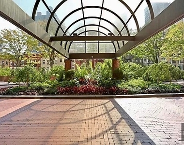 East 77th Street - Photo Thumbnail 4