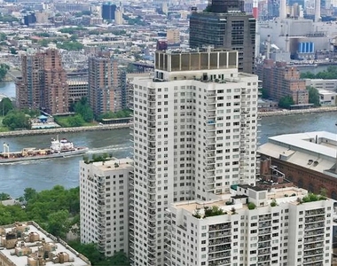 East 77th Street - Photo Thumbnail 5