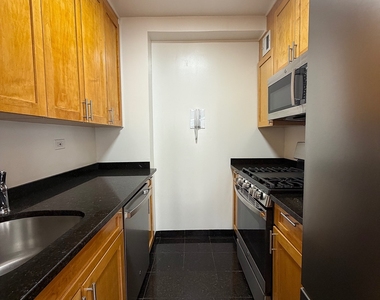 East 55 Street - Photo Thumbnail 7
