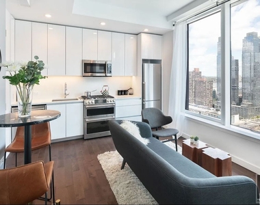 West 36th Street - Photo Thumbnail 1