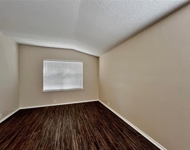 1901 Berkeley Drive - Photo Thumbnail 3