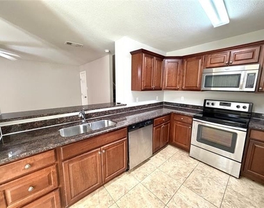 2324 Bloomfield Drive - Photo Thumbnail 2