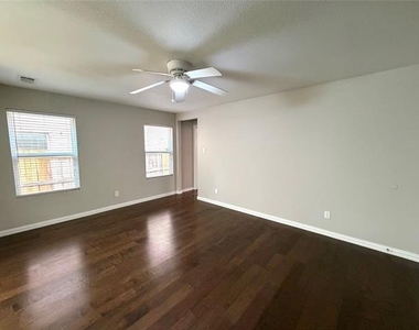 2324 Bloomfield Drive - Photo Thumbnail 3