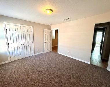 2324 Bloomfield Drive - Photo Thumbnail 6