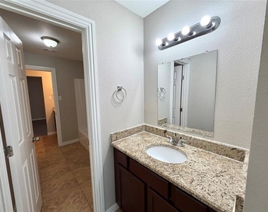 2324 Bloomfield Drive - Photo Thumbnail 12