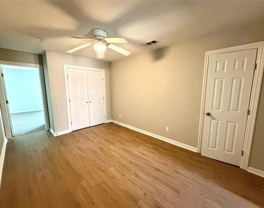2324 Bloomfield Drive - Photo Thumbnail 4