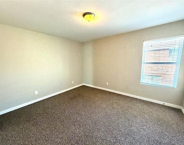 2324 Bloomfield Drive - Photo Thumbnail 5