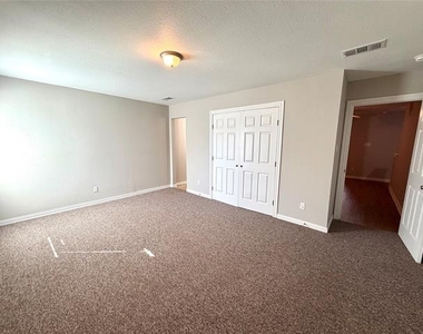 2324 Bloomfield Drive - Photo Thumbnail 8