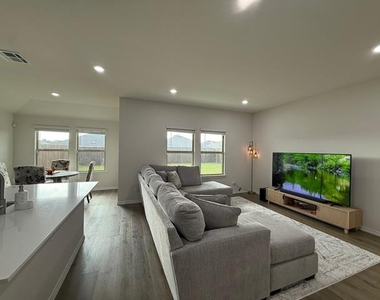 305 Charmed Way - Photo Thumbnail 12