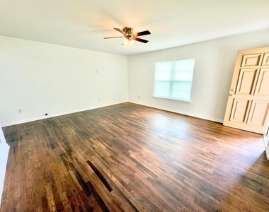 102 Ator Street - Photo Thumbnail 4