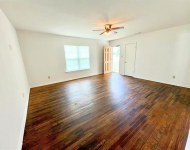 102 Ator Street - Photo Thumbnail 3