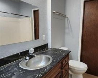 1815 Greenwood Drive - Photo Thumbnail 10