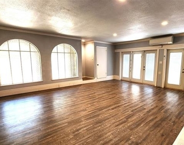 1815 Greenwood Drive - Photo Thumbnail 5
