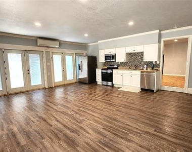1815 Greenwood Drive - Photo Thumbnail 4