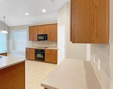 2820 Thorncreek Lane - Photo Thumbnail 4