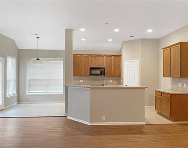 2820 Thorncreek Lane - Photo Thumbnail 3