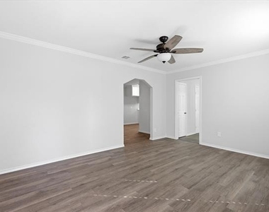 1515 E Waco Avenue - Photo Thumbnail 2