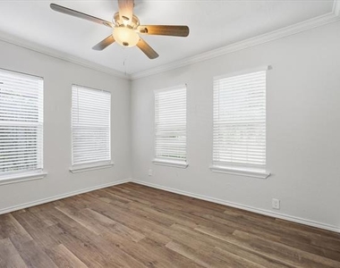 1515 E Waco Avenue - Photo Thumbnail 6