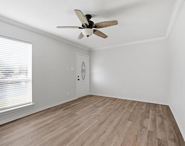 1515 E Waco Avenue - Photo Thumbnail 1